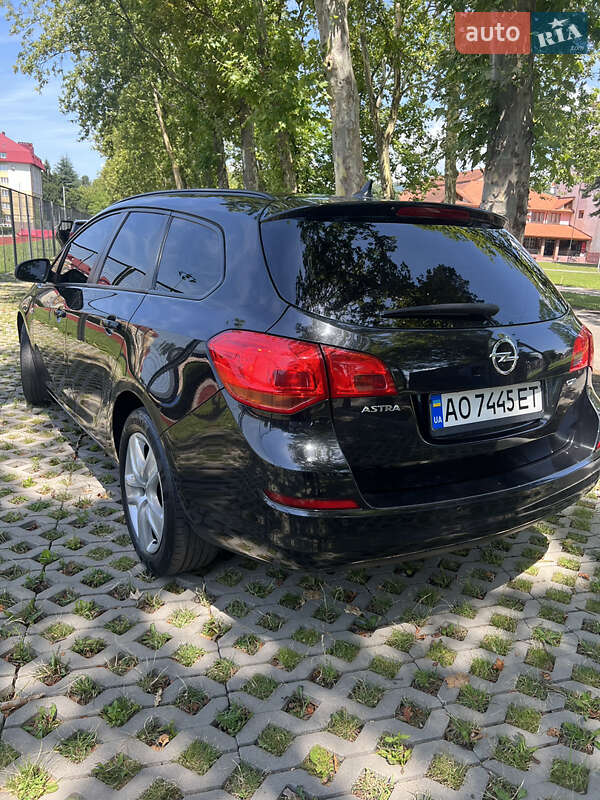 Универсал Opel Astra 2012 в Мукачево