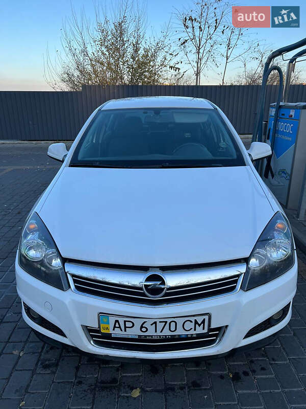 Хетчбек Opel Astra 2012 в Дніпрі