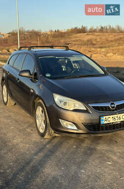 Універсал Opel Astra 2011 в Рівному