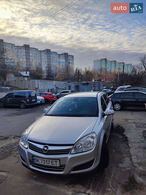 Універсал Opel Astra 2008 в Рівному