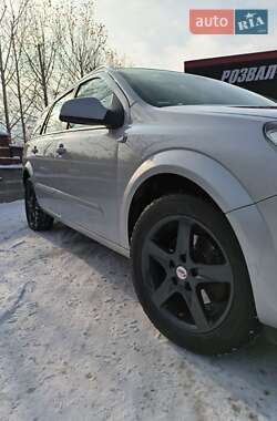 Універсал Opel Astra 2010 в Рівному