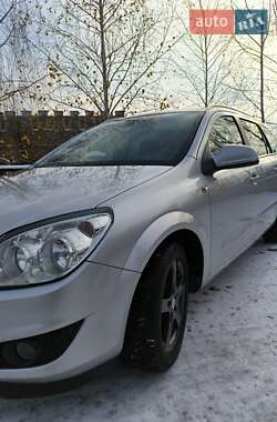 Універсал Opel Astra 2010 в Рівному