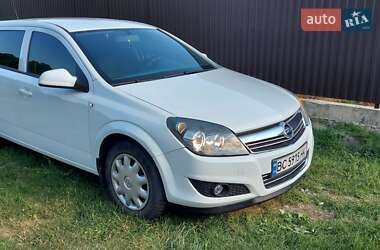 Універсал Opel Astra 2011 в Львові