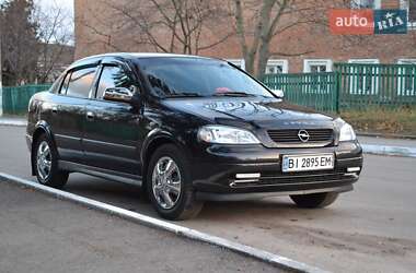 Седан Opel Astra 2008 в Хороле