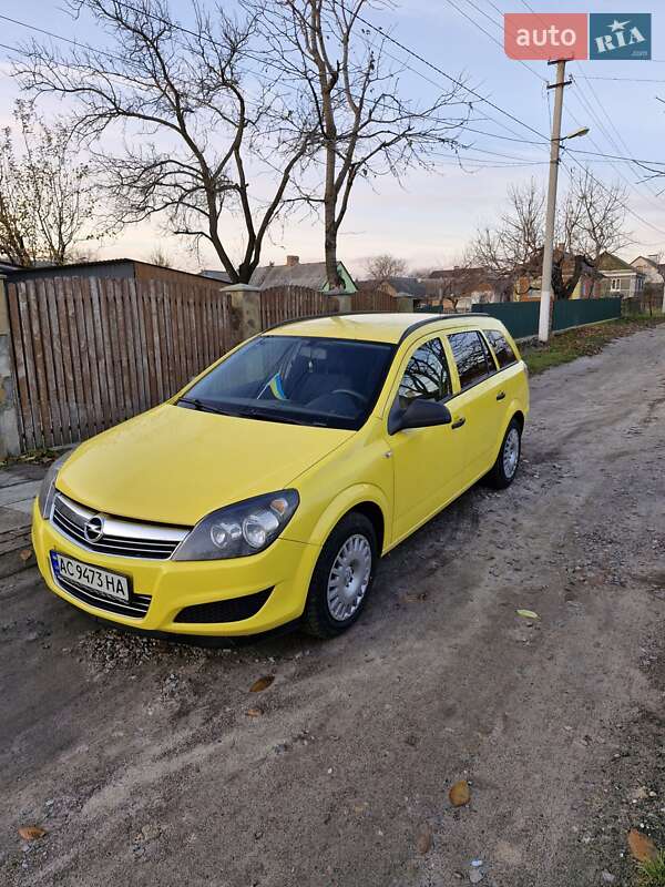 Універсал Opel Astra 2010 в Нововолинську