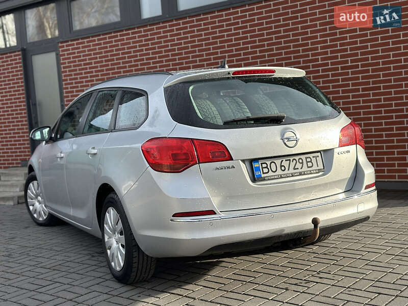 Универсал Opel Astra 2014 в Львове