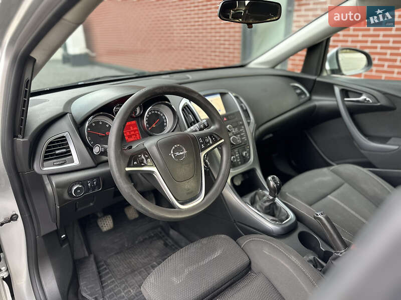 Универсал Opel Astra 2014 в Львове