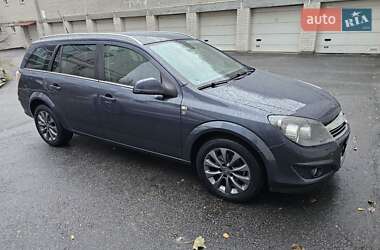 Универсал Opel Astra 2010 в Ровно