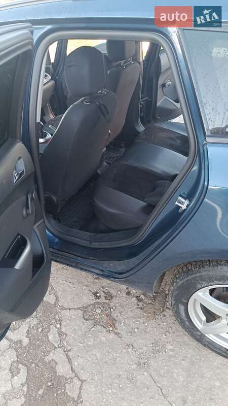 Универсал Opel Astra 2011 в Золочеве
