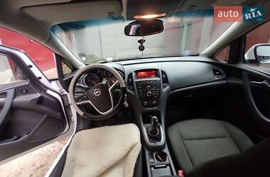 Універсал Opel Astra 2011 в Івано-Франківську