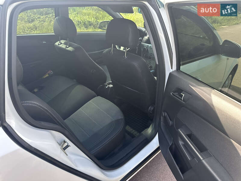 Универсал Opel Astra 2012 в Ивано-Франковске