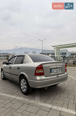 Седан Opel Astra 2006 в Тячеві