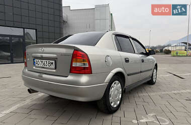 Седан Opel Astra 2006 в Тячеві