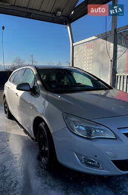 Универсал Opel Astra 2011 в Иршаве