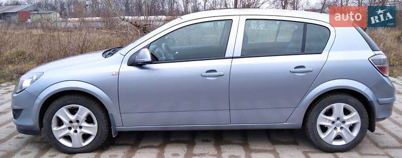 Хэтчбек Opel Astra 2011 в Львове