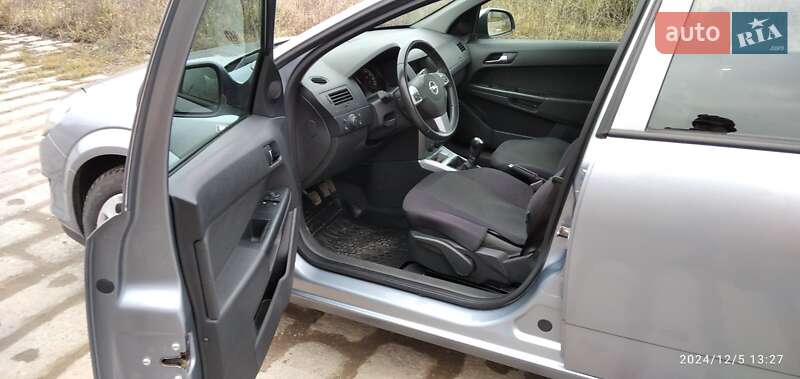 Хэтчбек Opel Astra 2011 в Львове