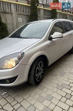 Універсал Opel Astra 2010 в Івано-Франківську