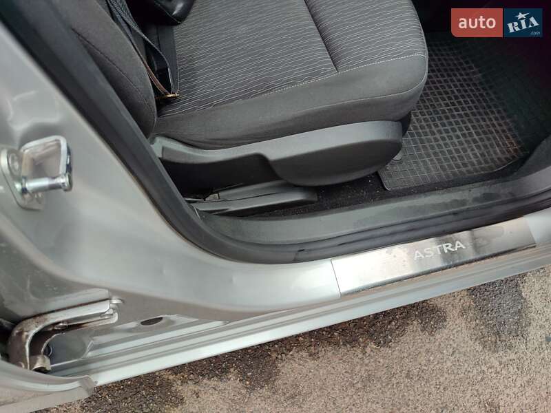 Универсал Opel Astra 2015 в Чернигове