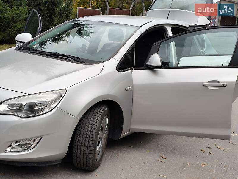 Хэтчбек Opel Astra 2010 в Бердичеве