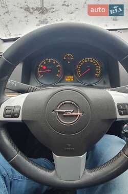 Хэтчбек Opel Astra 2012 в 