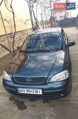 Седан Opel Astra 2004 в Ужгороде