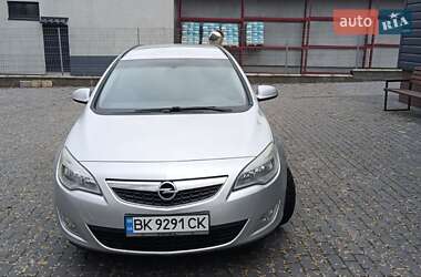 Універсал Opel Astra 2011 в Рівному