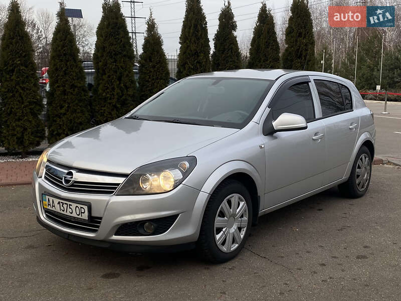 Хэтчбек Opel Astra 2014 в Киеве