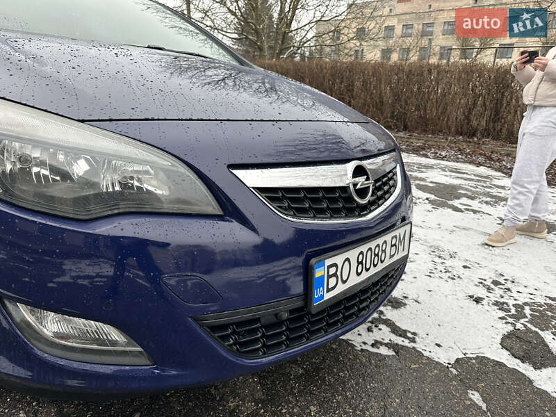 Универсал Opel Astra 2011 в Бучаче