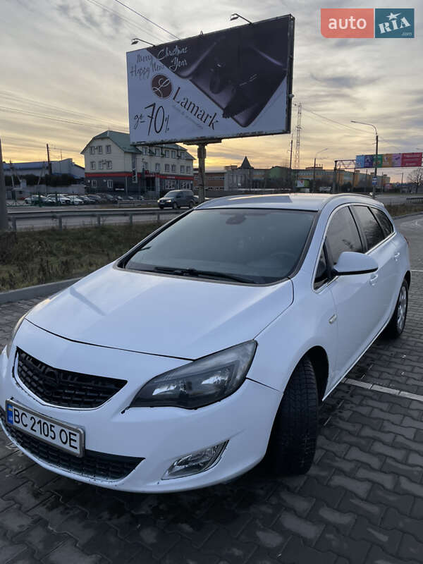 Універсал Opel Astra 2012 в Луцьку