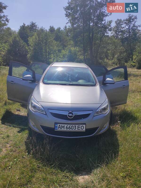 Універсал Opel Astra 2011 в Коростені