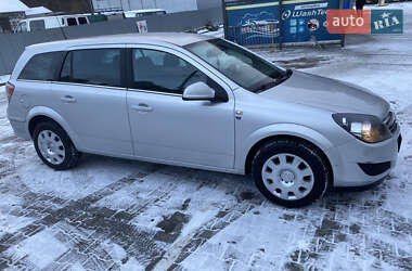 Універсал Opel Astra 2010 в Львові