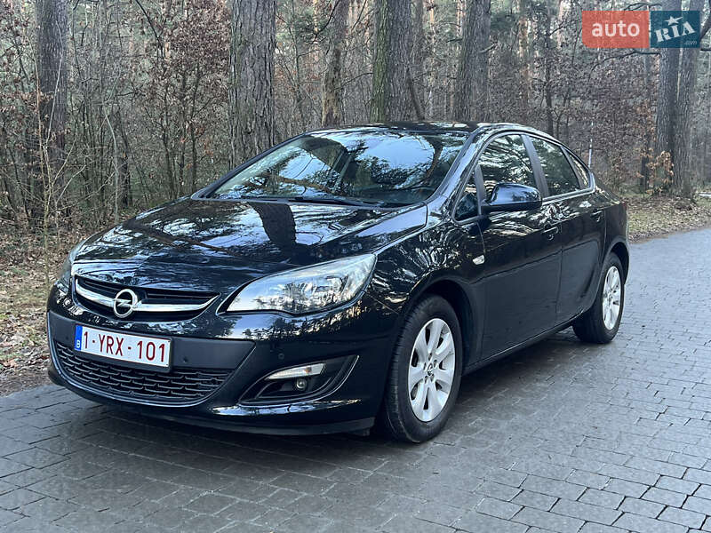 Седан Opel Astra 2014 в Львові