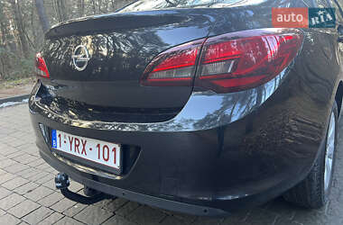 Седан Opel Astra 2014 в Львові