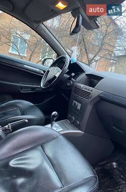 Хэтчбек Opel Astra 2004 в 