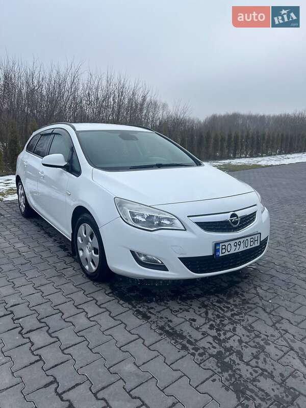 Универсал Opel Astra 2012 в Зборове