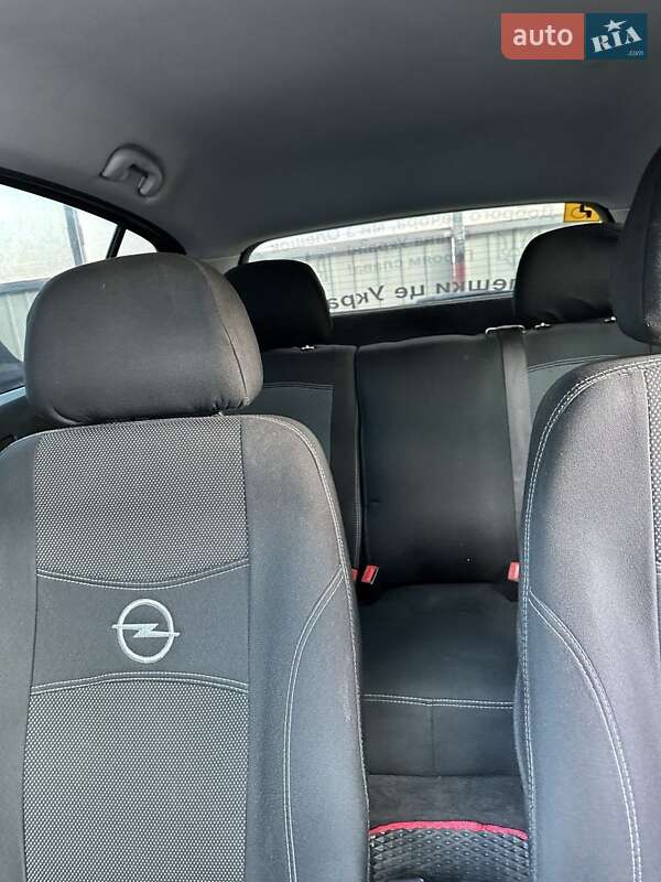 Хэтчбек Opel Astra 2009 в Каменке