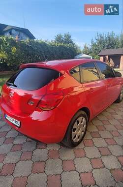 Хэтчбек Opel Astra 2010 в 