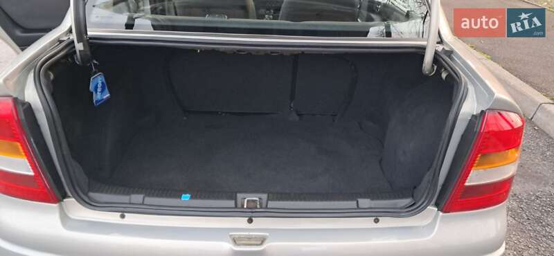 Седан Opel Astra 2007 в Ромнах
