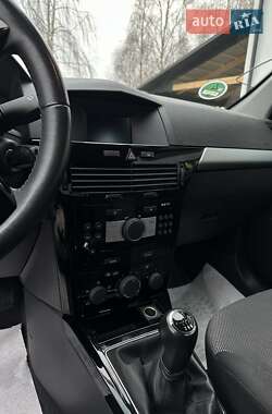 Універсал Opel Astra 2010 в 