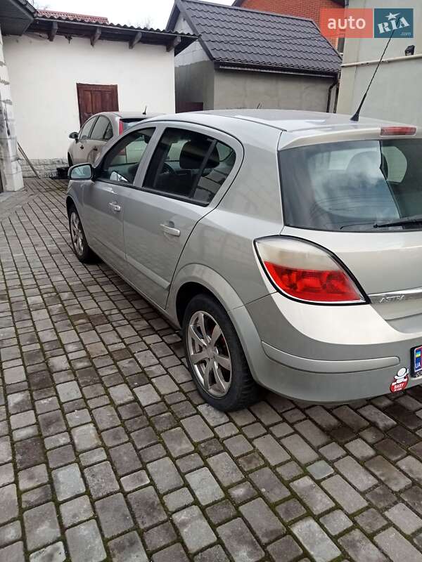 Хэтчбек Opel Astra 2006 в Ровно