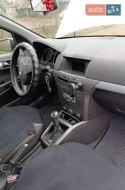 Хэтчбек Opel Astra 2004 в 