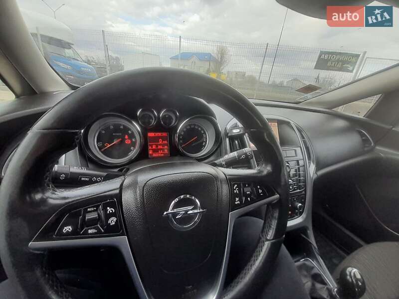 Универсал Opel Astra 2013 в Нововолынске