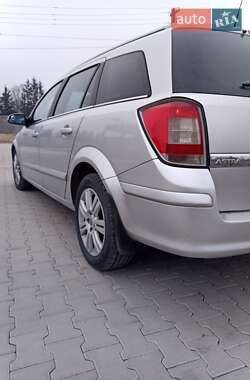 Универсал Opel Astra 2006 в Старом Самборе