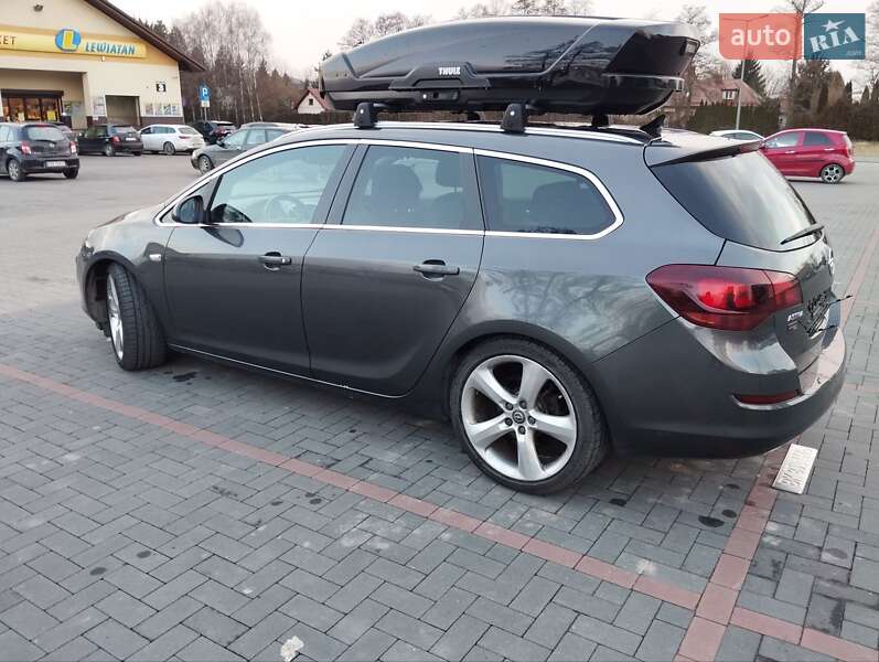 Универсал Opel Astra 2011 в Ровно