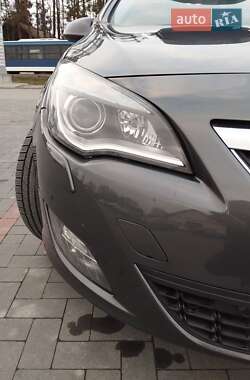 Універсал Opel Astra 2011 в Рівному