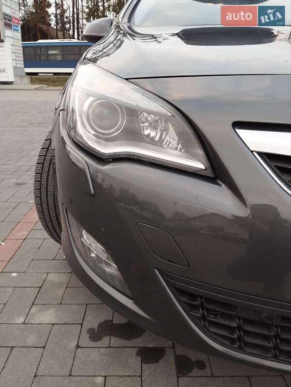 Универсал Opel Astra 2011 в Ровно