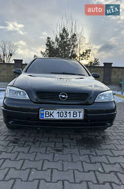 Седан Opel Astra 2002 в Дубні