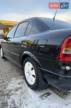 Седан Opel Astra 2002 в Дубні