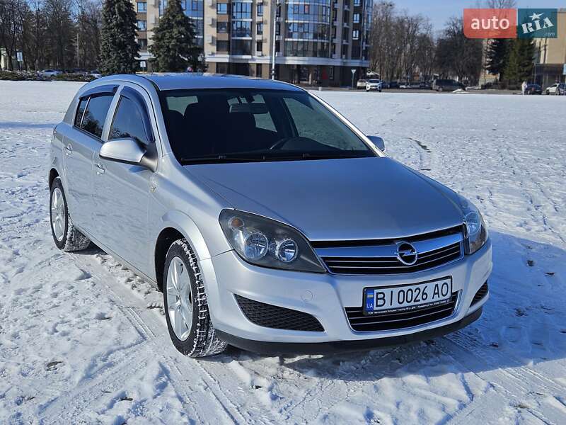 Хэтчбек Opel Astra 2012 в 