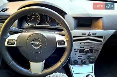 Хэтчбек Opel Astra 2012 в 